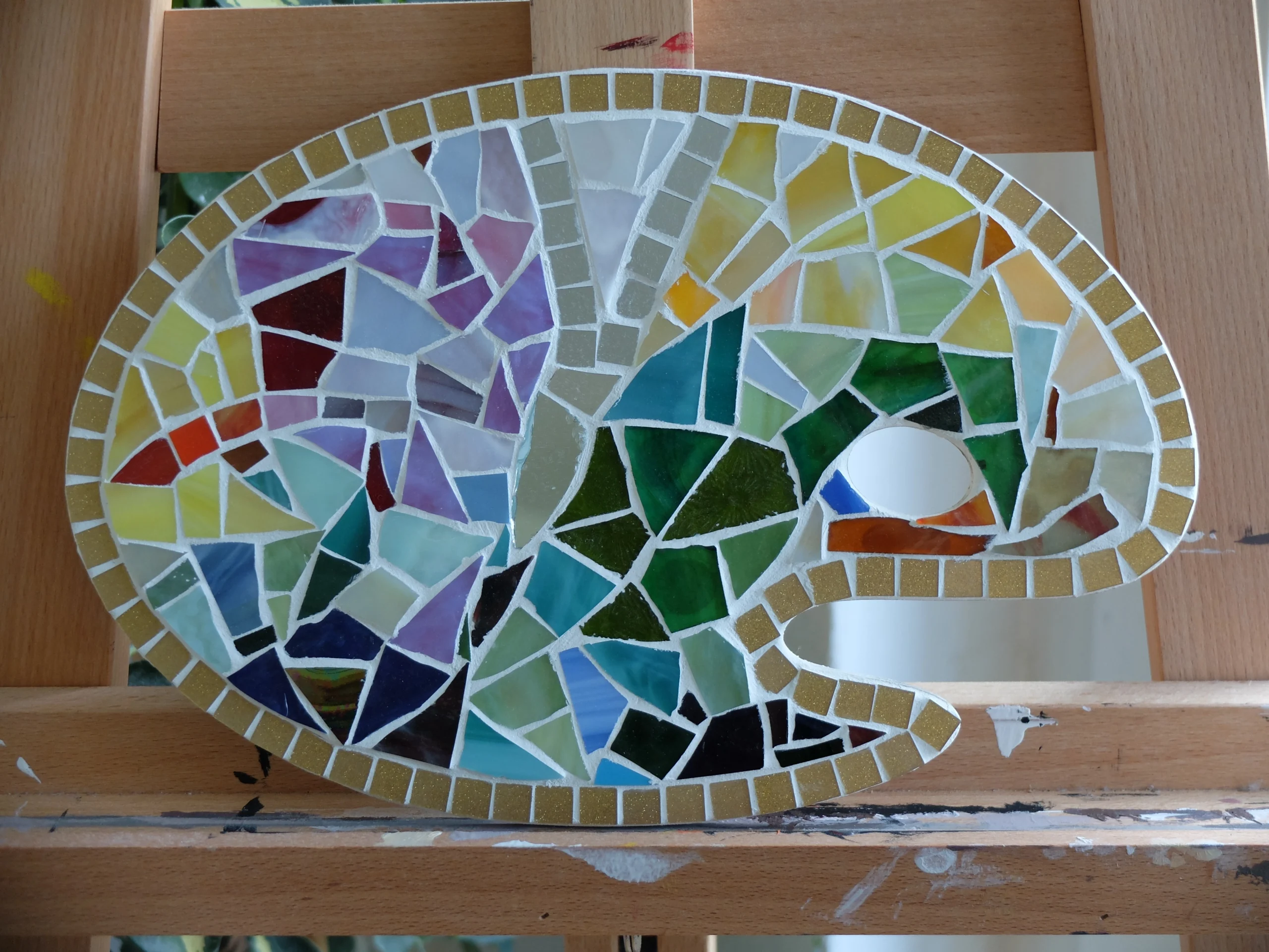 Tiffany-Glas-Mosaik auf einer Künstler-Palette aus Holz