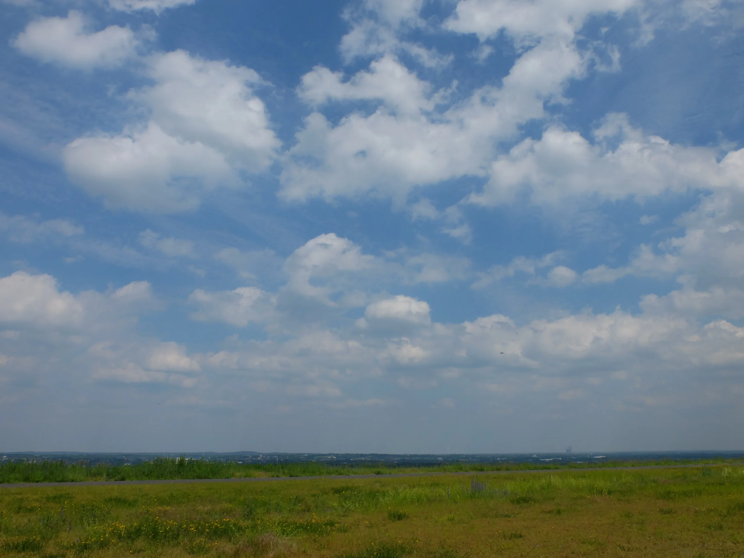 himmel-aussicht-halde-hoheward-in-herten-frühsommer-künstlertreff-erfahrungen